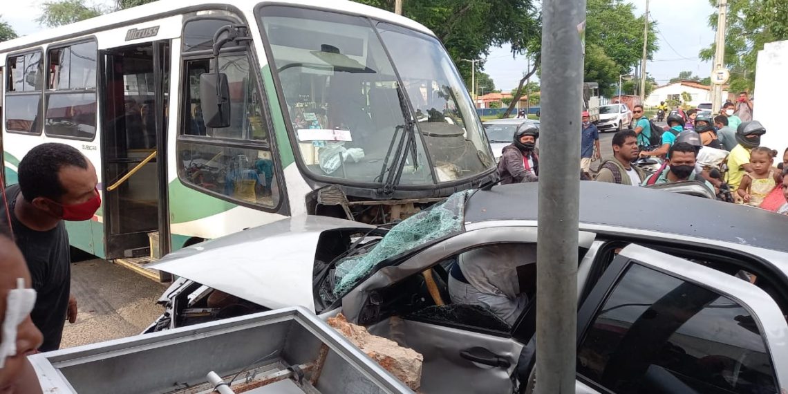 Mulheres ficam presas às ferragens em acidente no Poti Velho em Teresina