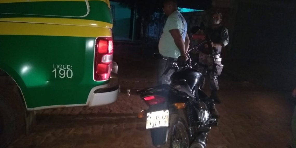 Policia Militar prende homem que conduzia motocicleta com registro de roubo em José de Freitas.