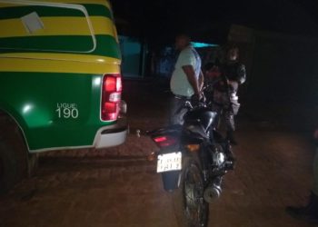 Policia Militar prende homem que conduzia motocicleta com registro de roubo em José de Freitas.