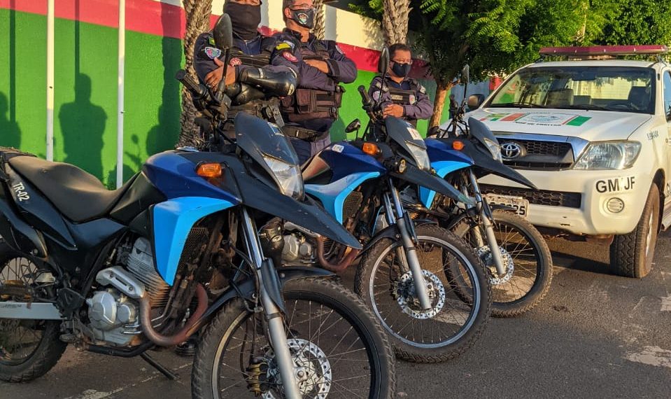 O Grupamento Rotam da Guarda Municipal apreende armas, drogas e dinheiro em José de Freitas.