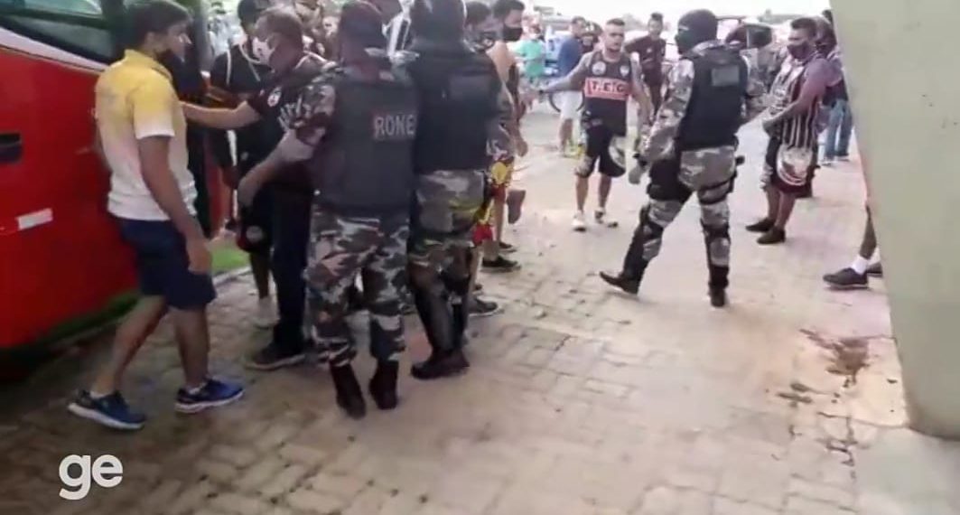 Torcida do River causa tumulto e PM atinge torcedor; vídeos