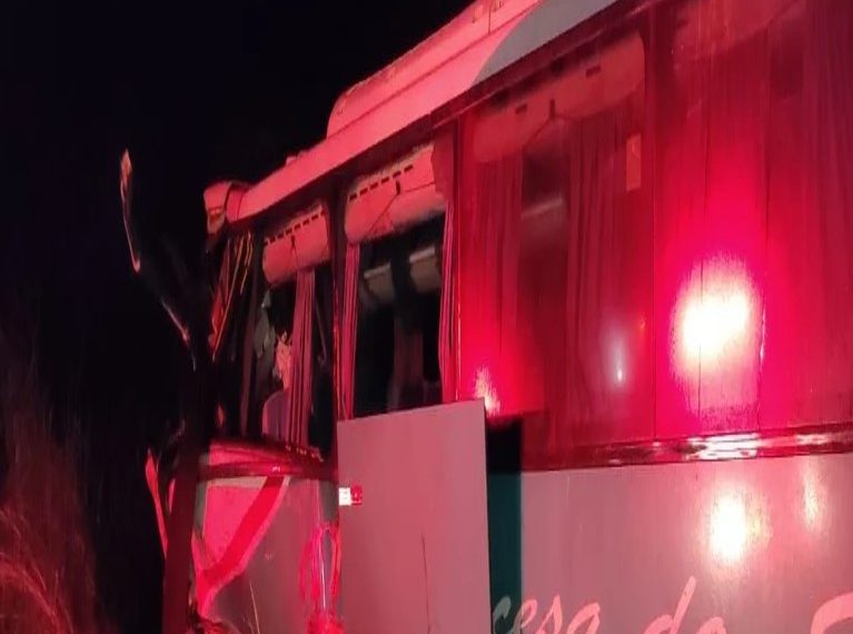 Identificadas vítimas de colisão entre ônibus e carreta no Sul do Piauí