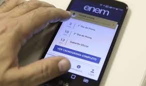 Jovens tem que subir em morro para conseguir sinal de internet e acompanhar aulas remotas na zona rural de Cidade do Piauí..