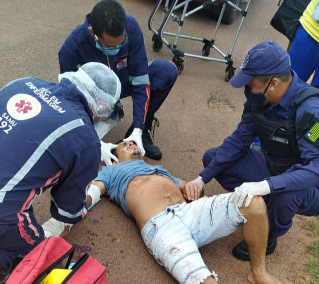 ACIDENTE. Homem perde o controle da moto que pilotava e colidi contra uma mureta de concreto. Confira vídeo