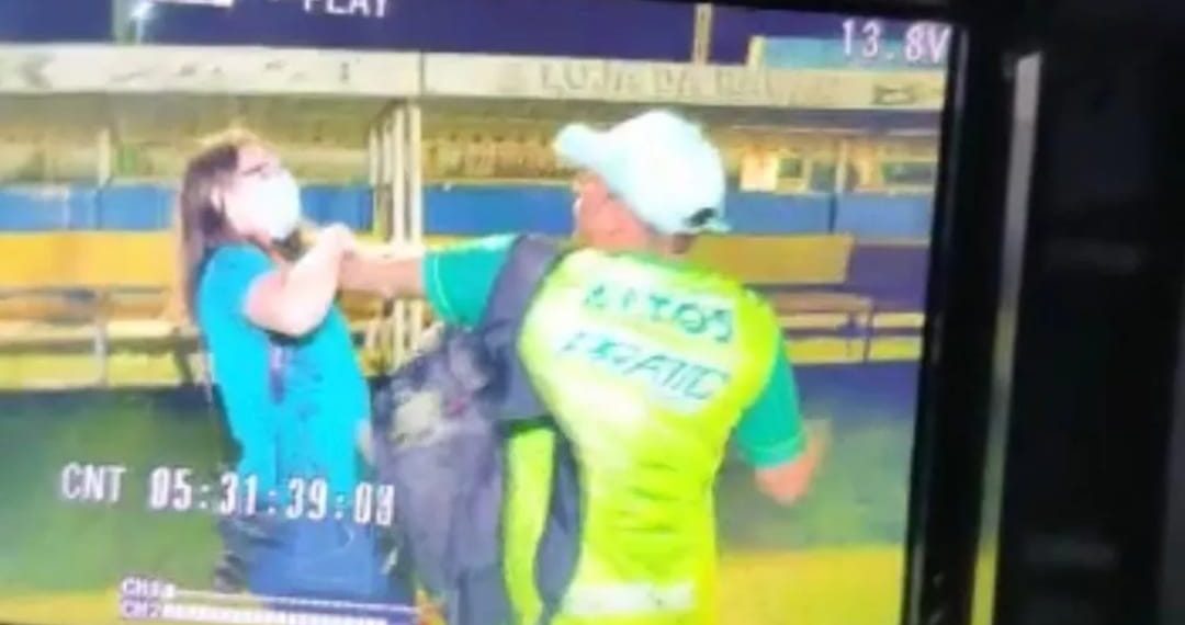 Agressão. Jornalista é agredida por um homem que usava o uniforme de time piauiense. Confira no vídeo.