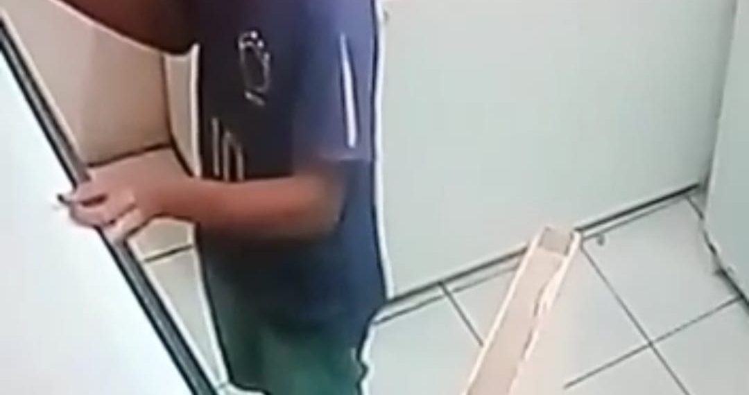 Câmeras de seguranças flagram homem furtando panificadora em José de Freitas.