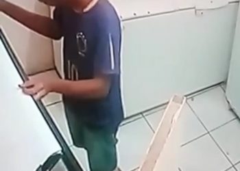 Câmeras de seguranças flagram homem furtando panificadora em José de Freitas.