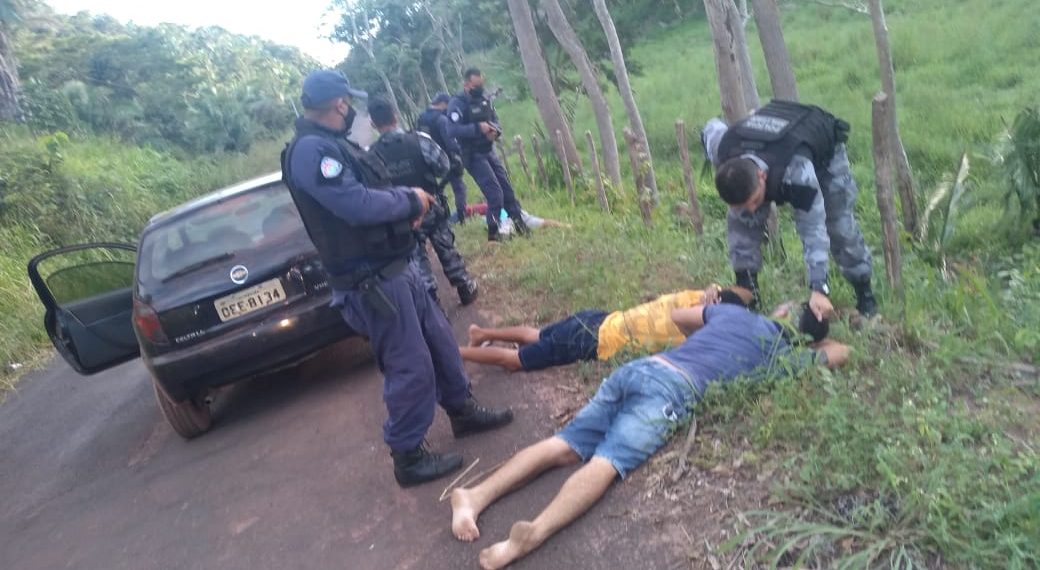 Assalto a comércio deixa duas pessoas baleadas e quatro homens presos em José de Freitas .