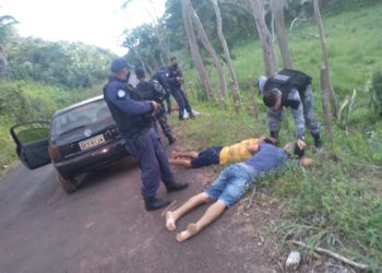 Assalto a comércio deixa duas pessoas baleadas e quatro homens presos em José de Freitas .