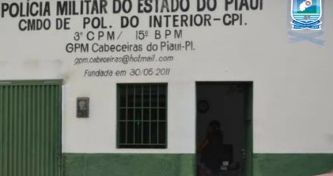 Polícia Militar de Cabeceiras do Piauí prende dupla com arma de fogo.