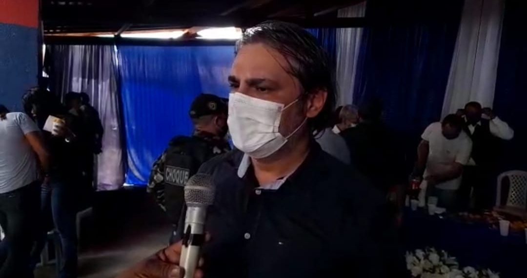 Prefeito Roger Linhares fala sobre concurso público e sobre o sistema de iluminação do estádio Jacozão. Confira no vídeo
