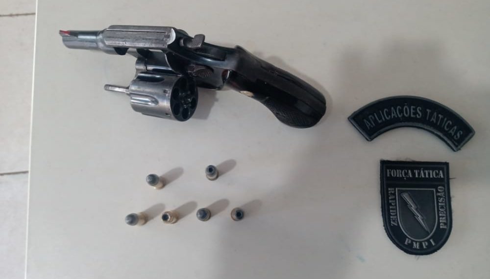 Polícia militar prende homem por porte ilegal de arma de fogo em José de Freitas.