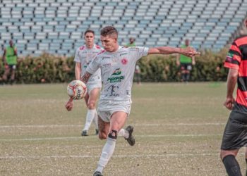 Volante Vitor Recife anuncia saída do 4 de Julho.