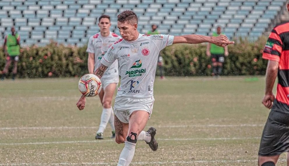 Volante Vitor Recife anuncia saída do 4 de Julho.