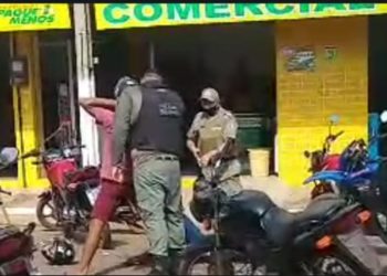 POLÍCIA MILITAR APREENDE MOTO ROUBADA E PRENDE DOIS SUSPEITOS EM MIGUEL ALVES. CONFIRA NO VÍDEO.