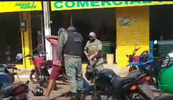 POLÍCIA MILITAR APREENDE MOTO ROUBADA E PRENDE DOIS SUSPEITOS EM MIGUEL ALVES. CONFIRA NO VÍDEO.