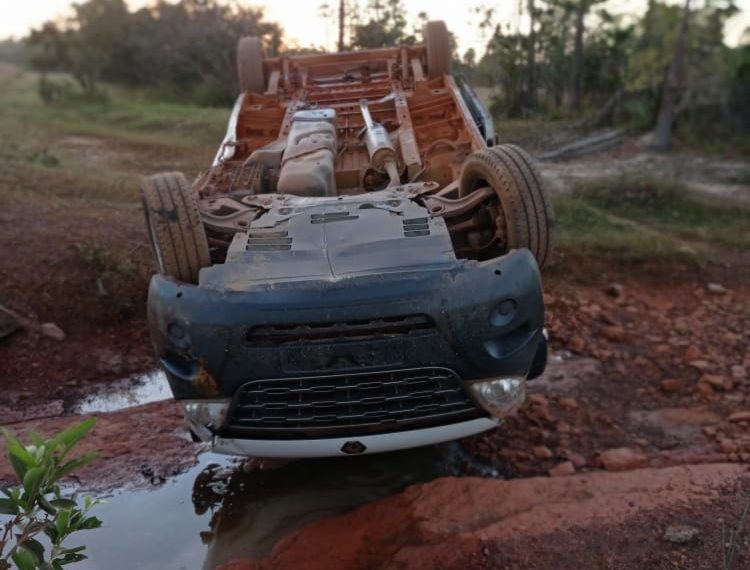 ACIDENTE: Motorista perde controle de veículo em estrada vicinal em José de Freitas.