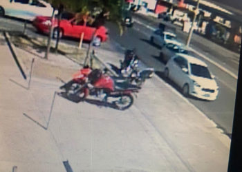 Dupla entra em autoatendimento de banco e faz “arrastão” em Teresina