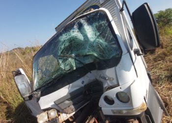 MOTORISTA PERDE CONTROLHE DE CAMINHÃO E BATE EM ÁRVORE NA PI-113 PRÓXIMO A JOSÉ DE FREITAS