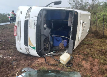 Micro – ônibus tomba na PI -113 em José de Freitas e passageiros saem feridos.