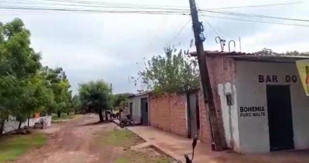 Poste inclinado em Bairro de José de Freitas causa preocupação aos moradores