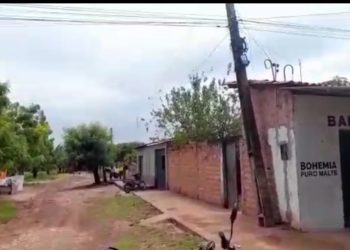 Poste inclinado em Bairro de José de Freitas  causa preocupação aos  moradores