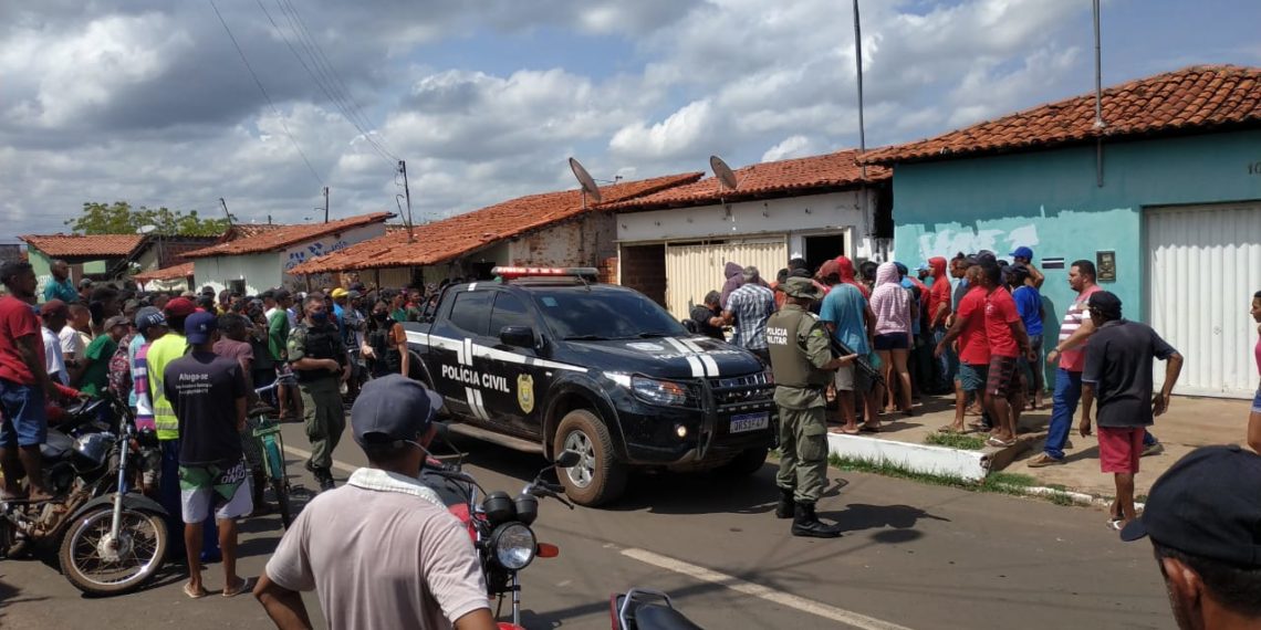 Menor é baleado após tomar arma de policial e trocar tiros com polícia