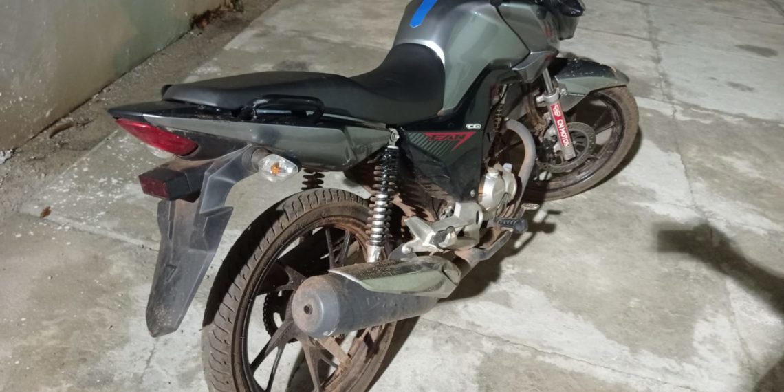 Bandidos abandonam motocicleta após balear comerciante em tentativa de assalto na cidade de José de Freitas.