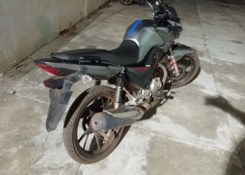 Bandidos abandonam motocicleta após balear comerciante em tentativa de assalto na cidade de José de Freitas.