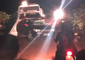 Automóvel capota em  trecho da estrada vicinal que dar acesso ao povoado Ema