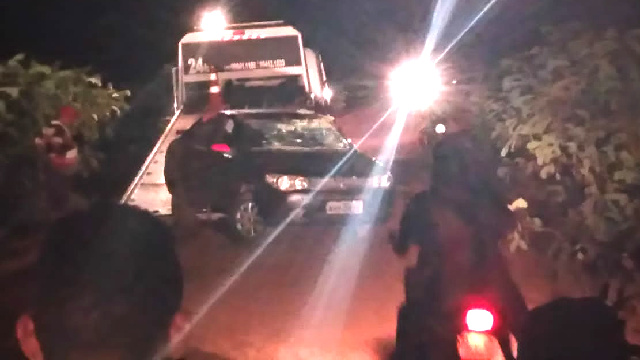 Automóvel capota em  trecho da estrada vicinal que dar acesso ao povoado Ema