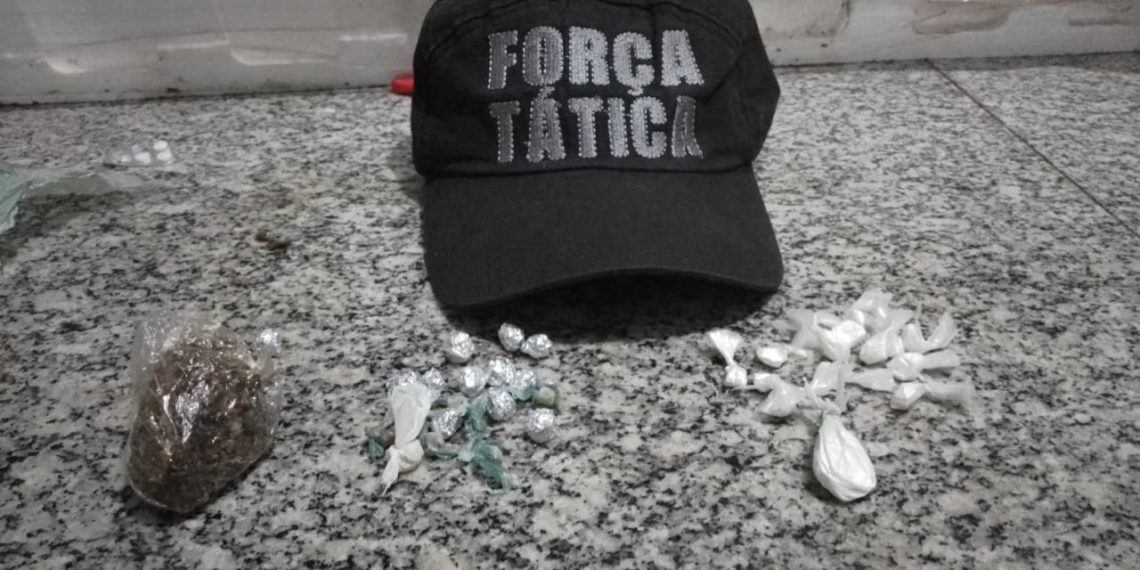 FORÇA TÁTICA APREENDE DOIS HOMENS COM DROGAS E CELULARES EM JOSÉ DE FREITAS