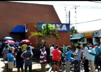 População freitense sofre com grandes filas tendo que enfrentar o forte calor  em busca de atendimento na Caixa Econômica em José de Freitas