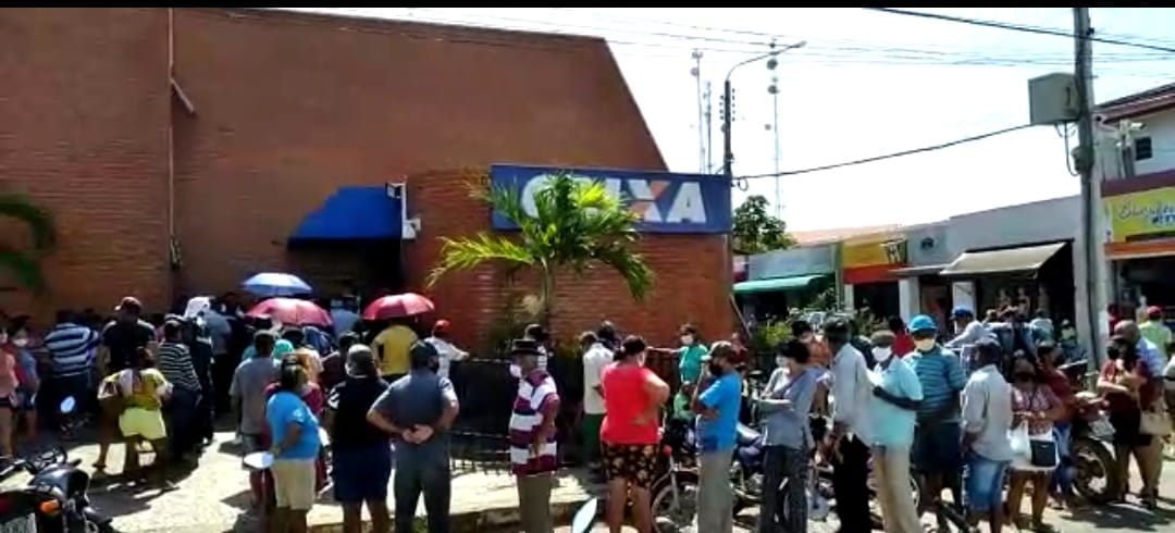 População freitense sofre com grandes filas tendo que enfrentar o forte calor  em busca de atendimento na Caixa Econômica em José de Freitas