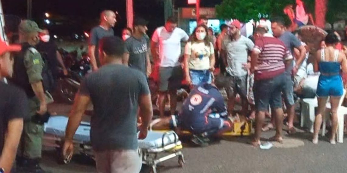 Acidente entre motocicleta e automóvel deixa jovem ferido no centro de José de Freitas