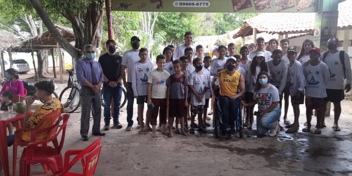 Medalhista na paraolimpíada de Tóquio Luiz Carlos visita a Escola Iporanga de canoagem em José de Freitas