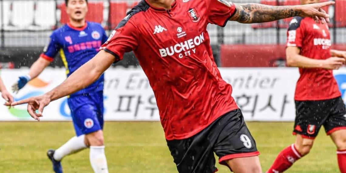 Jogador de futebol Crislan Henrique faz doação de uma cadeira de rodas em José de Freitas