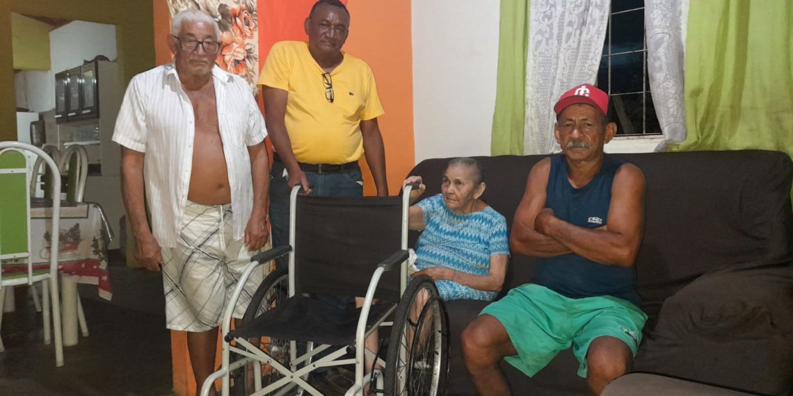 Radialista Francisco Mendes faz entrega de mais uma cadeira de rodas na cidade José de Freitas