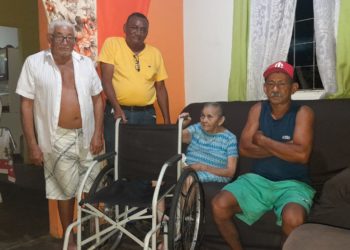 Radialista Francisco Mendes faz entrega de mais uma cadeira de rodas na cidade José de Freitas