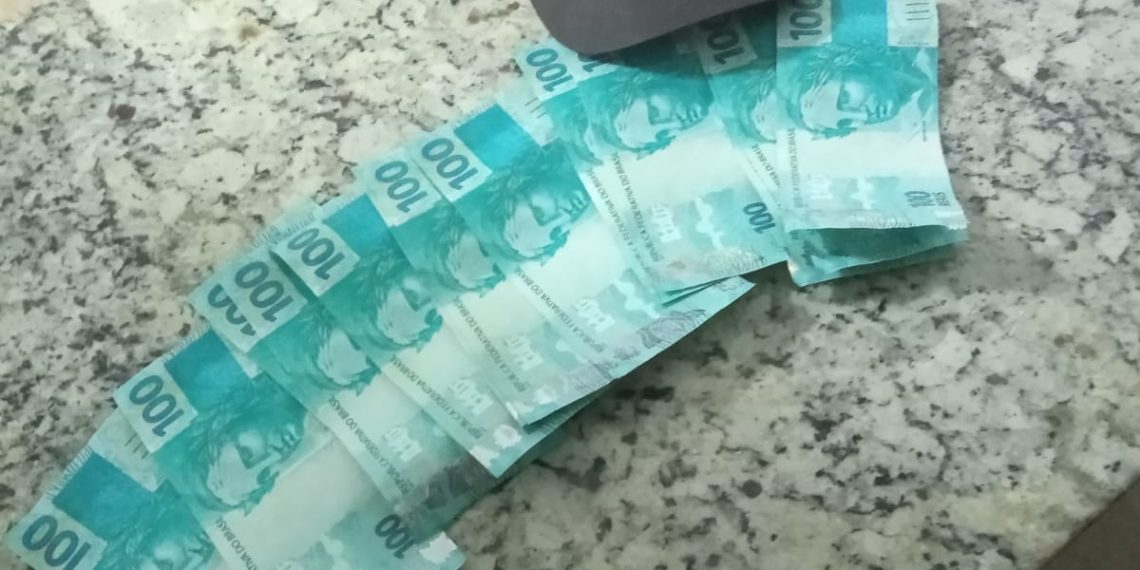 Mulher é presa em José de Freitas após distribuir notas falsas de dinheiro no comércio local