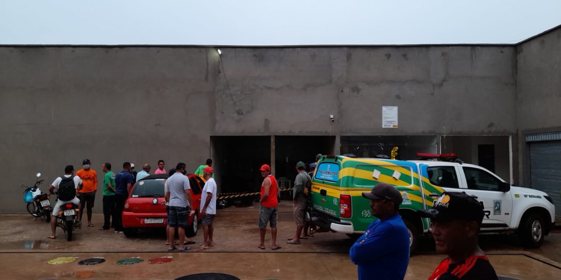 Homem é assassinado a tiros em posto de combustível em José de Freitas