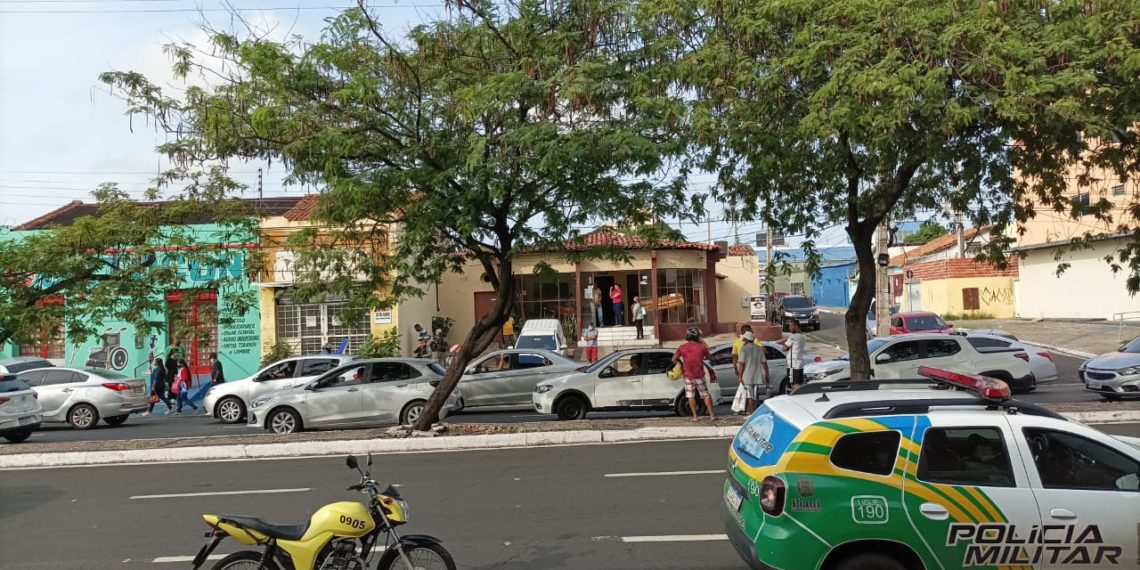 Vídeo mostra acusado de matar ex-companheira fugindo com faca na mão