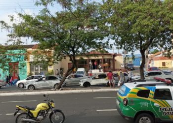 Vídeo mostra acusado de matar ex-companheira fugindo com faca na mão