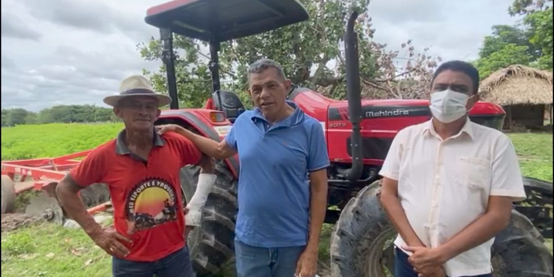 Deputado João de Deus entrega trator agrícola na cidade de  Coivaras – PI