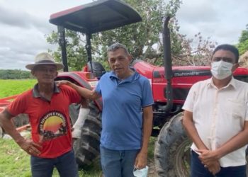 Deputado João de Deus entrega trator agrícola na cidade de  Coivaras – PI