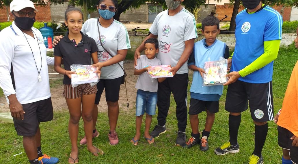 ESCOLINHA GERAÇÃO DO FUTURO FAZ DOAÇÃO DE KIT ESCOLAR PARA CRIANÇAS