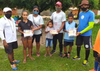 ESCOLINHA GERAÇÃO DO FUTURO FAZ DOAÇÃO DE KIT ESCOLAR PARA CRIANÇAS