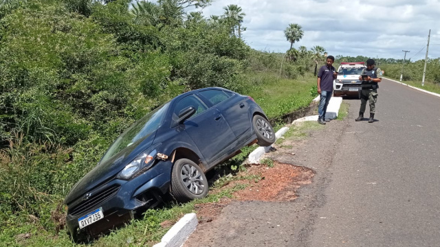 MOTORISTA SOFRE ACIDENTE AO DESVIAR DE UM BURACO NA PI113 EM JOSÉ DE FREITAS
