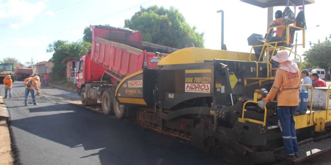 Prefeito Roger Linhares acompanha segunda etapa das obras de asfaltamento em José de Freitas