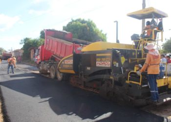 Prefeito Roger Linhares acompanha segunda etapa das obras de asfaltamento em José de Freitas